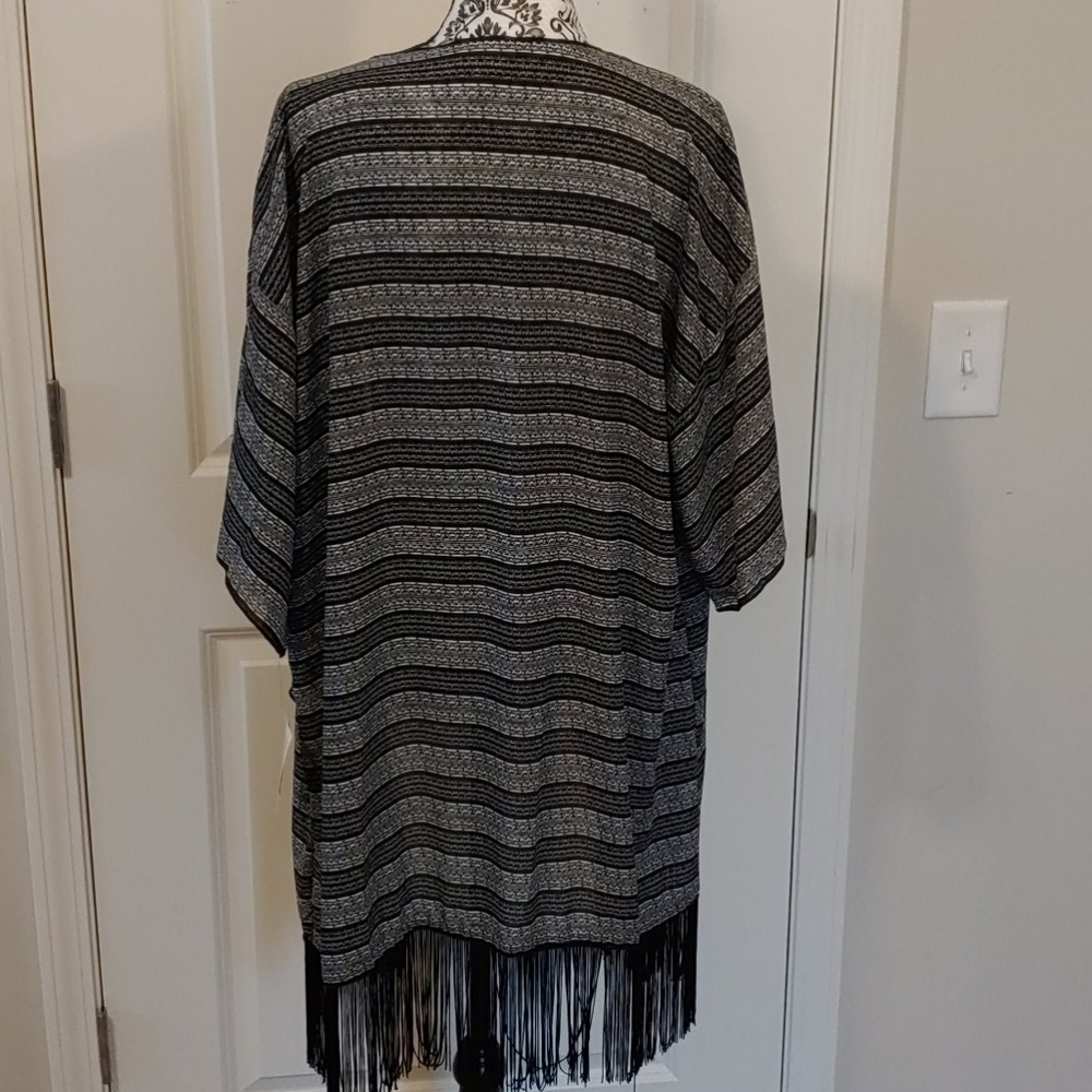 Lularoe Monroe Kimono - Picture 3 of 5